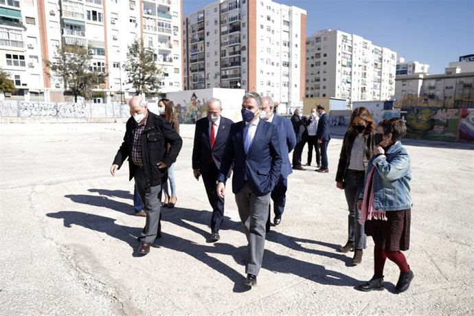 El consejero de la Presidencia, Administración Pública e Interior, Elías Bendodo, junto al alcalde de la ciudad, Francisco de la Torre, en el terreno del futuro centro salud de Gamarra de Málaga capital