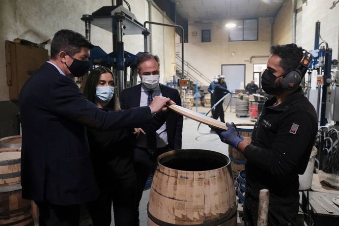 Marín (izda.), durante su visita a la tonelería montillana.