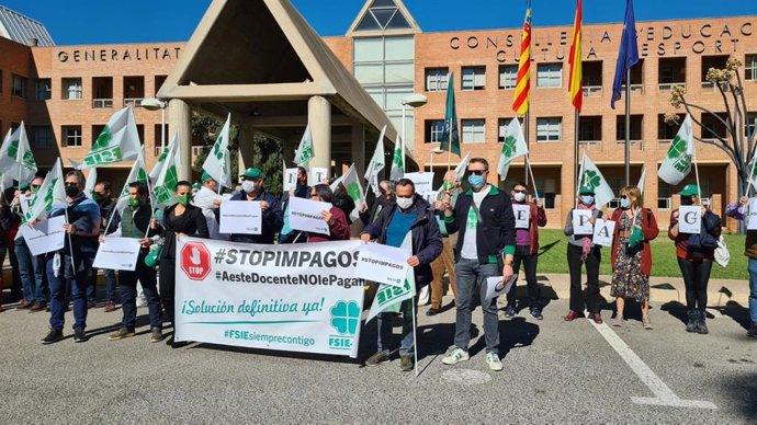 Fsie-CV se concentra ante la Conselleria de  Educación bajo el lema 'Stop impagos. Solución definitiva ya'.