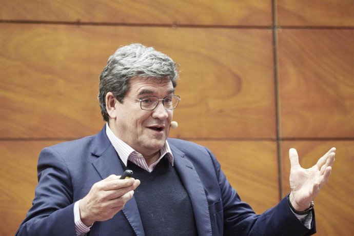 El ministro de Inclusión, Seguridad Social y Migraciones, José Luis Escrivá, imparte una charla a alumnos de la Universidad Pública de Navarra  (UPNA), a 3 de febrero de 2022, en Pamplona, Navarra (España). Escrivá ha pronunciado una conferencia sobre e