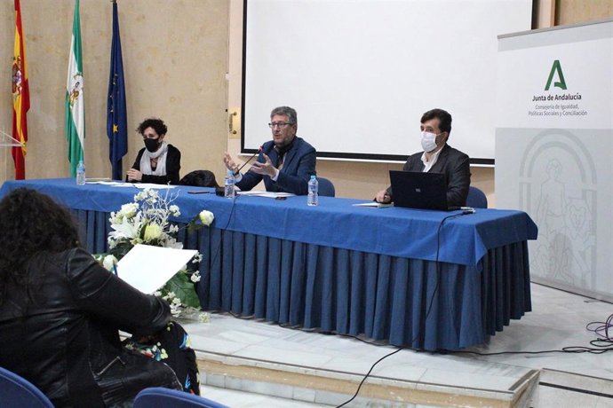 El delegado de Igualdad, Políticas Sociales y Conciliación en Huelva, Manuel Antonio Conde, ha inaugurado la jornada 'Eracis, un paso adelante'.