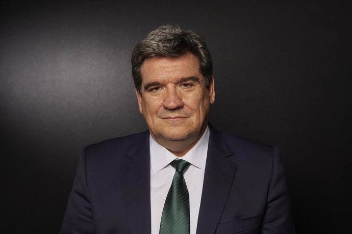 El ministro de Inclusión, Seguridad Social y Migraciones, José Luis Escrivá, posa para Europa Press, en el Ministerio de Inclusión, en una imagen de archivo.