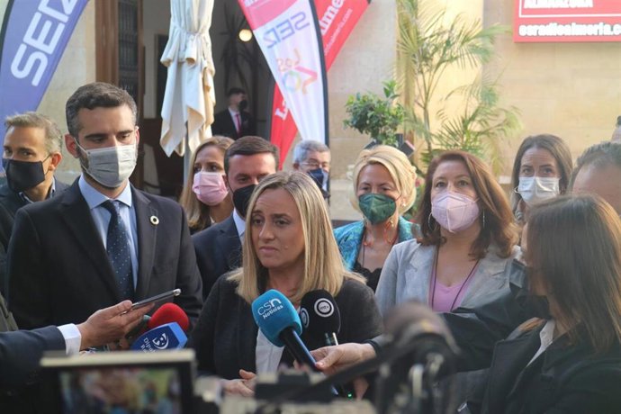 La consejera de Fomento, Infraestructuras y Ordenación del Territorio de la Junta de Andalucía, Marifrán Carazo, atiende a los medios.