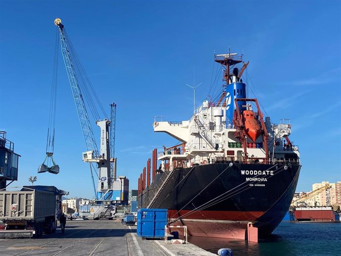 El Puerto de Málaga mueve 143.100 toneladas de graneles esta semana en los muelles 6 y 7