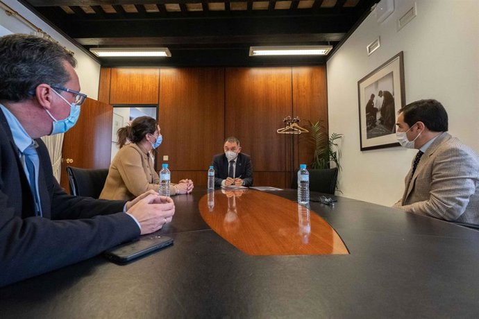 Reunión del Grupo Popular con el secretario de Estado para la Agenda 2030, Enrique Santiago, en el Parlamento andaluz.