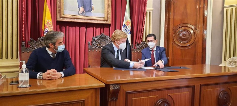 El alcalde de Badajoz, Ignacio Gragera, y el director territorial de Ibercaja, Fernando Planelles, junto al concejal de Ferias y Fiestas, Francisco Javier Gutiérrez.