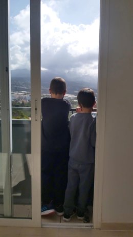 Dos niños en una de las viviendas entregadas por Visocan a familias damnificadas por la erupción volcánica