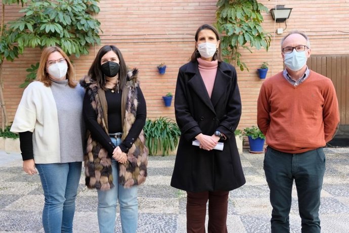 Mercedes García Paine, delegada de Educación, en su visita al IES Pedro Espinosa de Antequera que participa en 'Desenreda'.