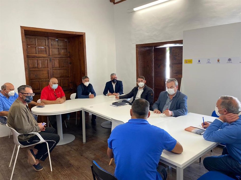 Reunión entre el viceconsejero de Presidencia del Gobierno de Canarias, Antonio Olivera, y plataformas de afectados por la erupción volcánica