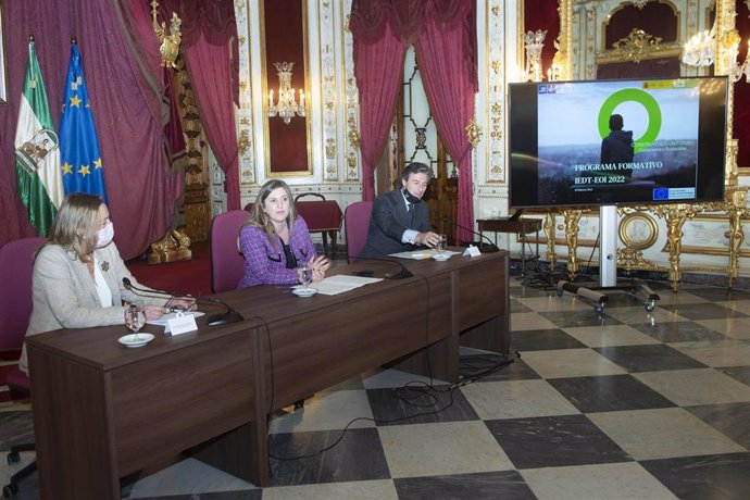 La presidenta de la Diputación de Cádiz, Irene García, durante la firma de los convenios con la Escuela de Organización Industrial.