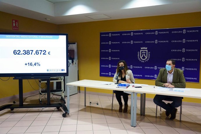 La consejera de Medio Ambiente del Cabildo de Tenerife, Isabel García, y el director de Emergencias, Rubén Fernández, en la presentación de los presupuestos del área