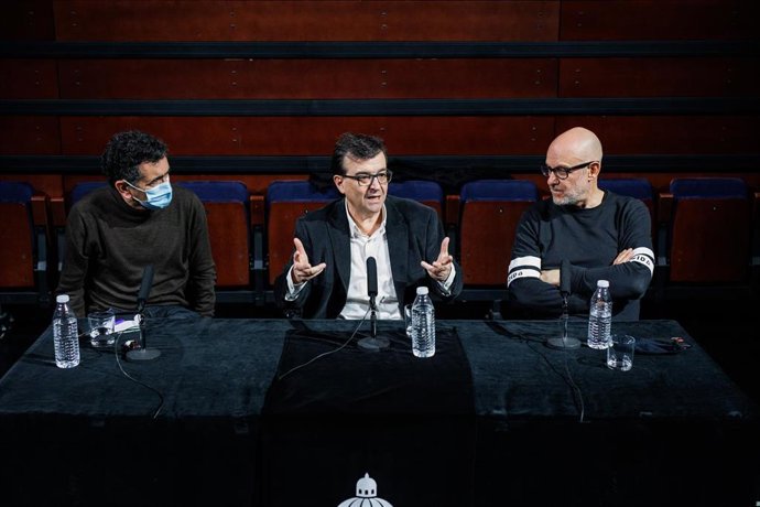 El escritor, Javier Cercas (c), el director de la obra, Álex Rigola (d) y el dramaturgo, Juan Mayorga (i), durante la rueda de prensa en la presentación de la obra de teatro 23F. Anatomía de un instante, en el Teatro de La Abadía