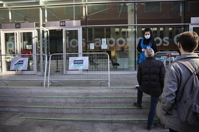 Una trabajadora recibe a varias personas para vacunarse contra el Covid-19, en el Wizink Center