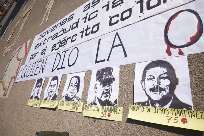 Archivo - Carteles colocados en el suelo en un homenaje a los falsos positivos asesinados en Colombia.
