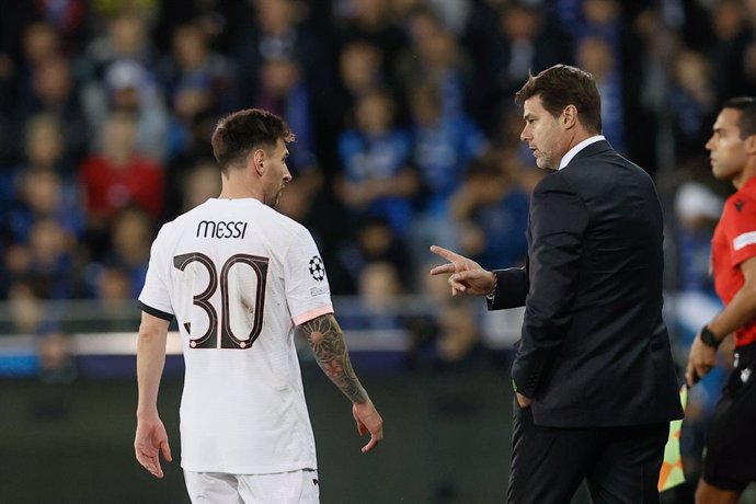 Archivo - 15 September 2021, Belgium, Bruges: PSG head coach Mauricio Pochettino gives instructions to Lionel Messi (L) during the UEFA Champions League group A soccer match between Club Brugge KV and Paris Saint-Germain at Jan Breydel Stadium. Photo: B