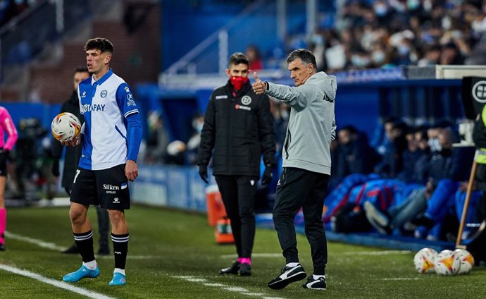 Jose Luis Mendilibar, head coach of Deportivo Alaves, gestures during the Spanish league, La Liga Santander, football match played between Deportivo Alaves and FC Barcelona at Mendizorroza stadium on January 23, 2022 in Vitoria, Spain.