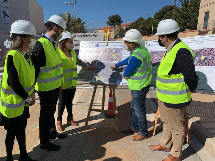 La consejera de Agricultura y el alcalde de Almería visitan las obras de conexión de la Pipa Alta con San Cristóbal.