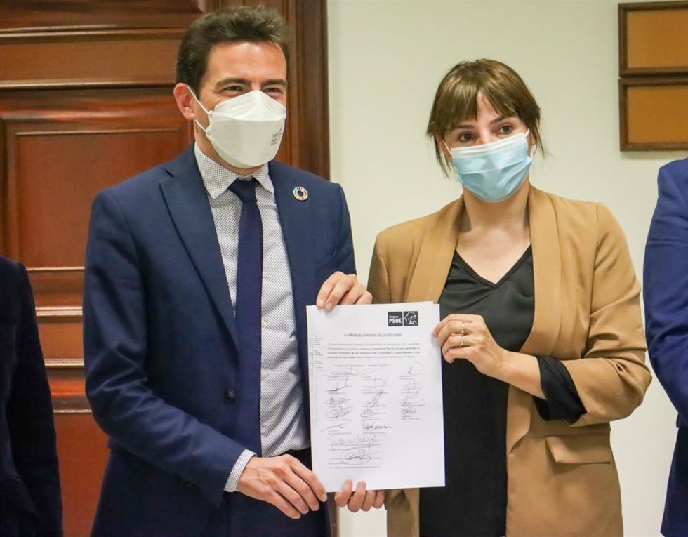La diputada Marisol Sánchez Jódar, autora de la iniciativa (dcha), y el diputado Pedro Casares, ambos del PSOE