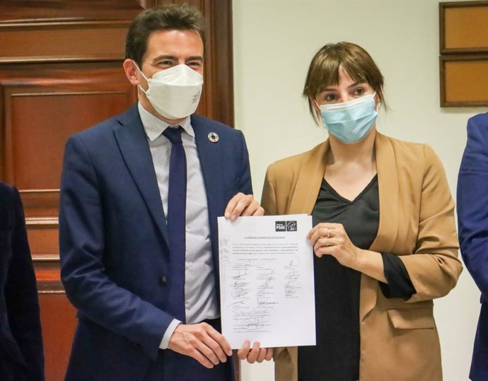 La diputada Marisol Sánchez Jódar, autora de la iniciativa (dcha), y el diputado Pedro Casares, ambos del PSOE