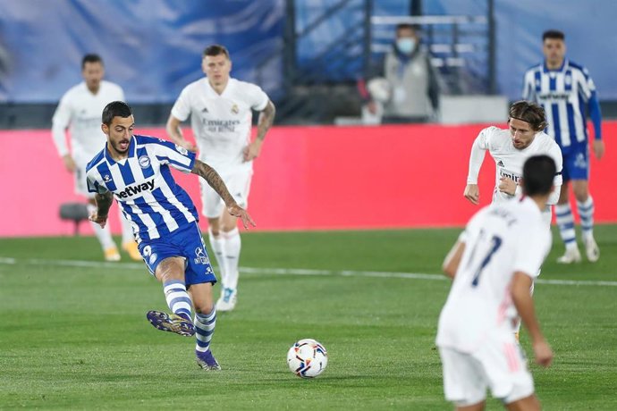 Archivo - Joselu ejecuta un pase ante Luka Modric en el Real Madrid-Deportivo Alavés de LaLiga Santander 2021-2022