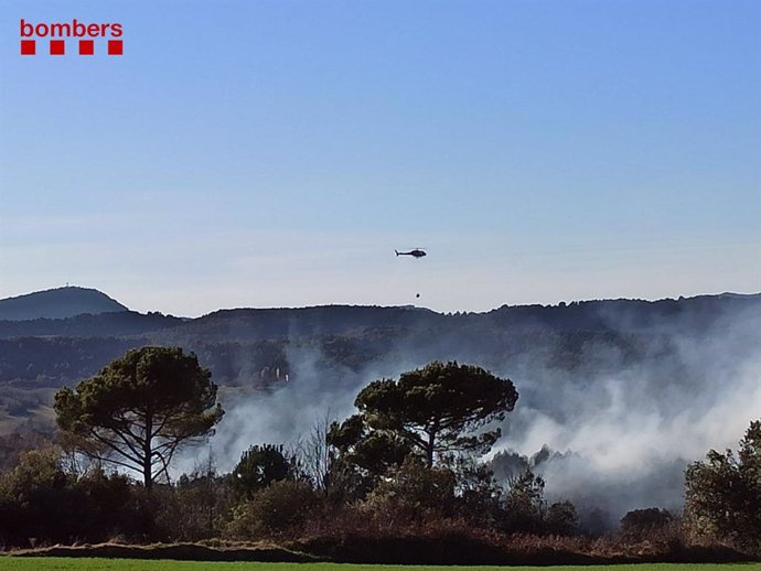 Imatge de l'incendi agrícola a Casserres (Barcelona)