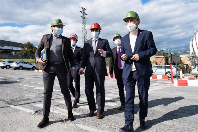 Marcano visita Derivados del Fúor