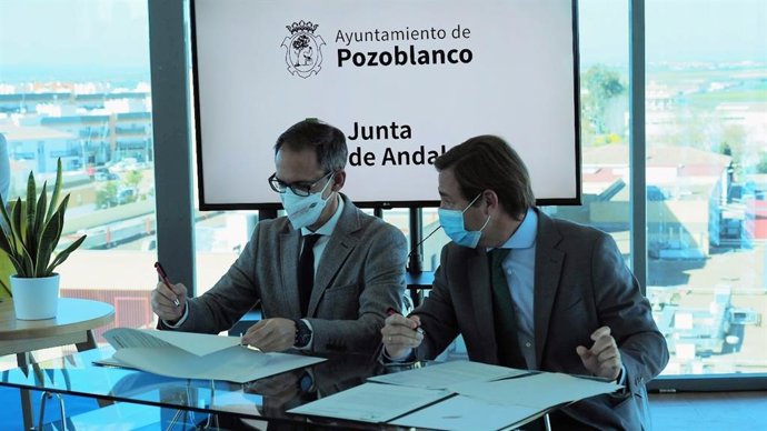 Repullo (dcha.) y Cabello en la firma del acuerdo.