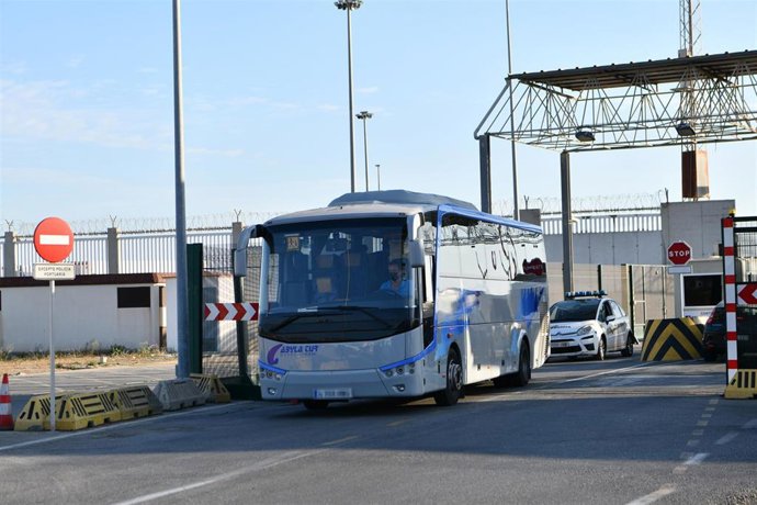 Archivo - Un autobús donde van los menores migrantes para ser trasladados a centros de acogida, en el dispositivon policial desplegado en la zona portuaria de Ceuta para recoger a menores migrantes que se encuentran en situación de calle (archivo)