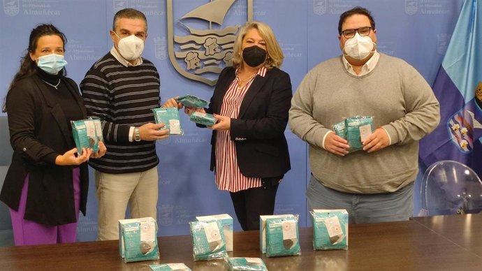 Entrega de mascarillas para los cofrades sexitanos