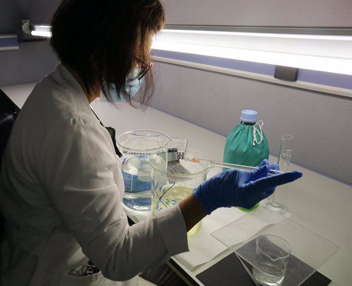 Una empleada sostiene una probeta en el Instituto Nacional de Toxicología y Ciencias Forenses (INTCF), en Las Rozas, a 9 de febrero de 2022, en Madrid (España). El INTCF es un órgano técnico adscrito al Ministerio de Justicia, cuya misión es auxiliar a 