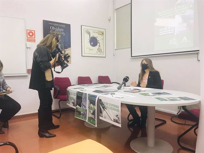 La asesora de programa del IAM en Córdoba, Lourdes Arroyo, en rueda de prensa.