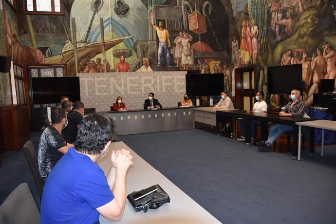 Reunión entre el presidente del Cabildo de Tenerife, Pedro Martín, y los trabajadores de la refinería de Santa Cruz de Tenerife
