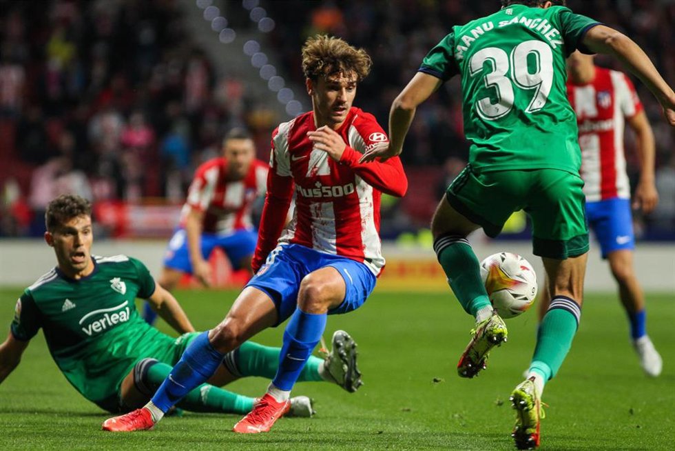 Archivo - Antoine Griezmann pelea un balón en el Atlético de Madrid-Osasuna en LaLiga Santander 2021-2022