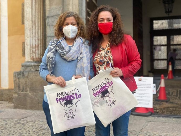 Alba Doblas e Inmaculada Nieto posan poco antes de inaugurar la Escuela Feminista del PCA.