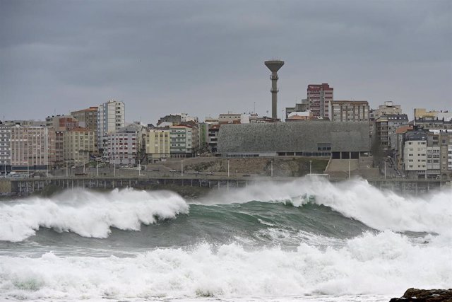 Archivo - Fuertes vientos y  oleaje en A Coruña, a 8 de enero de 2022, en A Coruña, Galicia, (España). 