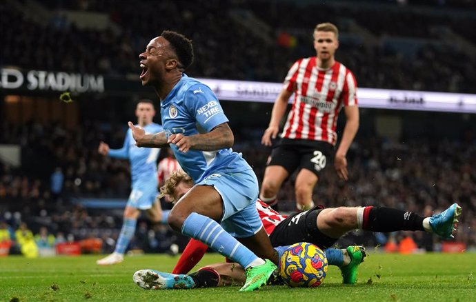 09 February 2022, United Kingdom, Manchester: Manchester City's Raheem Sterling is awarded a penalty after being fouled by Brentford's Mads Roerslev during the English Premier League soccer match between Manchester City and Brentford at the Etihad Stadi
