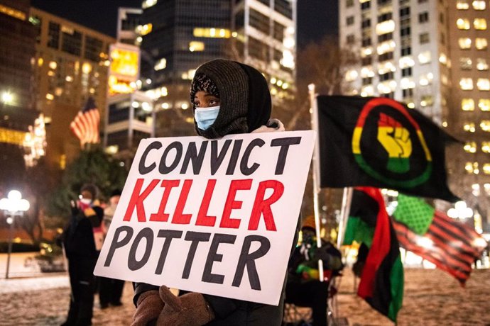 Protestas ante el tribunal que juzga a la policía Kim Potter por la muerte del ciudadano afroamericano Daunte Wright.