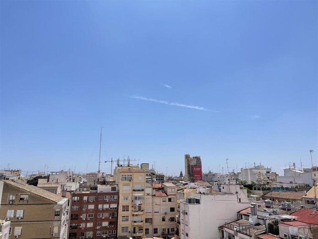 Archivo - Cielo soleado este sábado en València