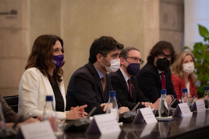 La consellera de Presidencia, Laura Vilagr (1i); el vicepresidente y conseller de Políticas Digitales y Territorio, Jordi Puigneró (2i); y el conseller de Economía y Hacienda de la Generalitat, Jaume Giró (3i); en una reunión en el Palau de la Generali