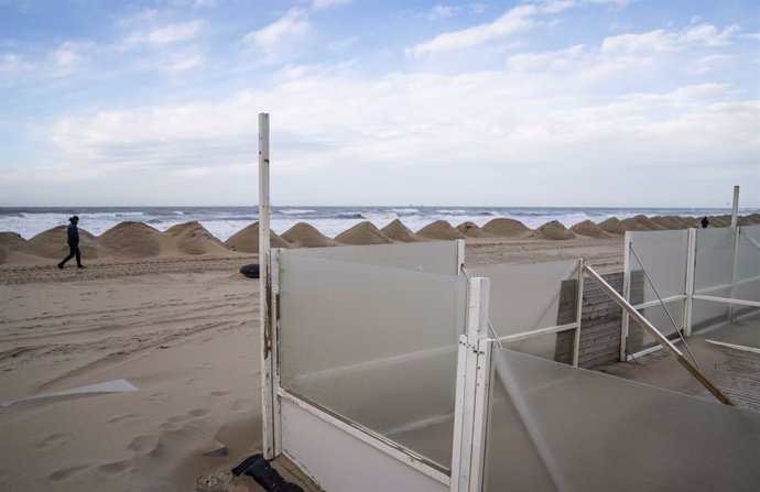 17 February 2022, Netherlands, Den Haag: Mountains of sand are piled up on the beach of the Scheveningen district to protect the beach area from high water. Due to the approaching storm "Eunice", the Netherlands have declared a weather alert. The most s