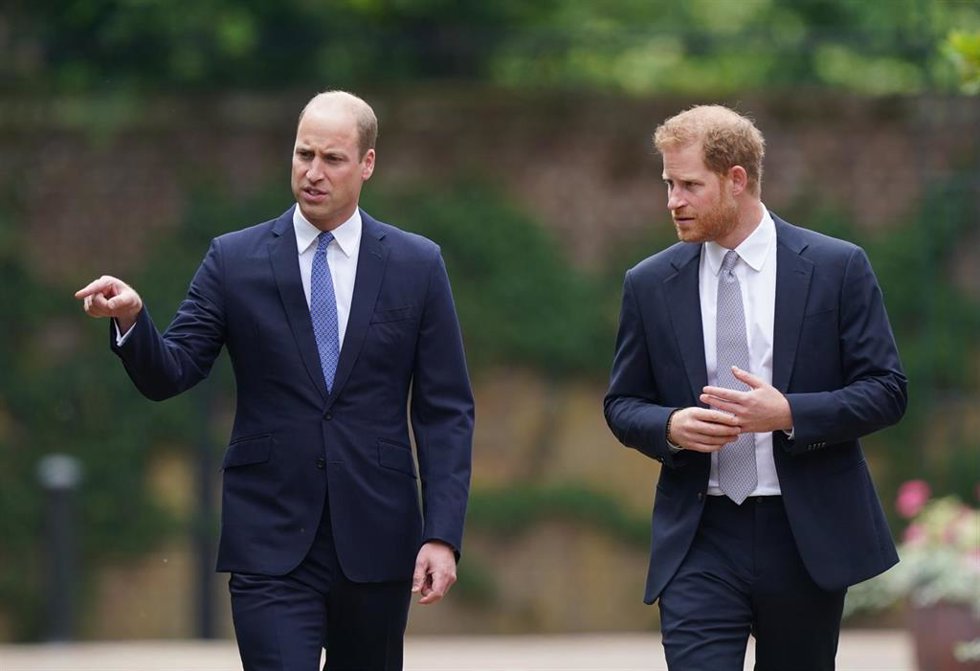 Archivo - Imagen de archivo del príncipe Harry (d) junto a su hermano, el príncipe William (i) durante la inauguración de una estatua en honor a su madre, Diana de Gales