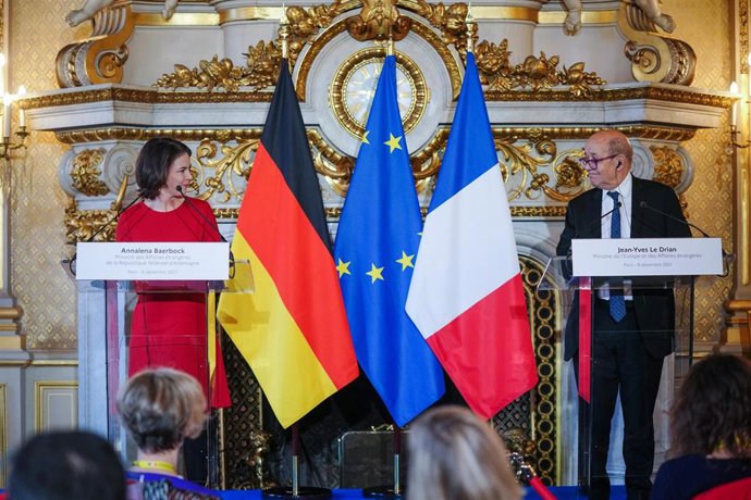 Archivo - Imagen de archivo de la ministra de Exteriores de Alemania, Annalena Baerbock, junto con su homólogo francés, Jean-Yves Le Drian