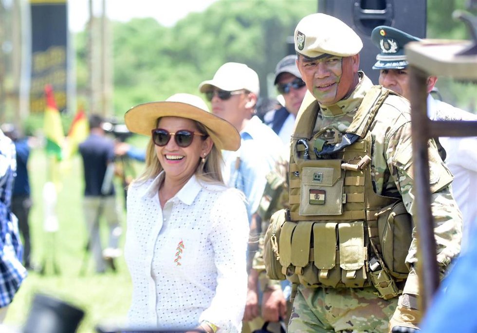 Archivo - La autoproclamada expresidenta de Bolivia, Jeanine Áñez, con un militar en Bolivia