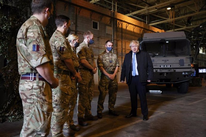 El primer ministro británico, Boris Johnson, con personal militar
