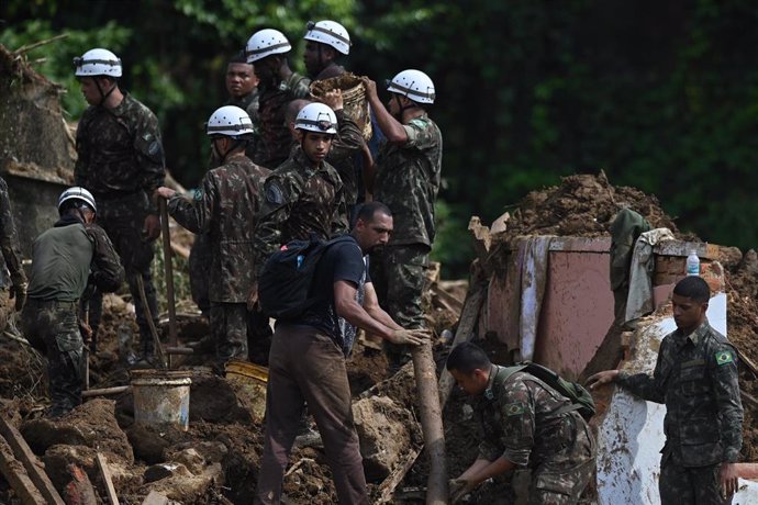Trabajadores de rescate en Petrópolis, tras un deslizamiento de tierra provocado por las fuertes lluvias que están sacudiendo el sur de Brasil.