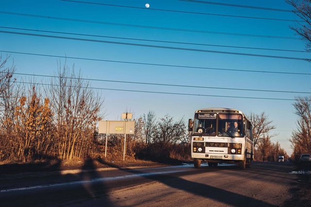 Un autobús de la planta de energía térmica circula por la carretera que conecta Kurajovo con Dachne, a 14 de febrero de 2022, en Kurajovo, Oblast de Donetsk, (Ucrania).