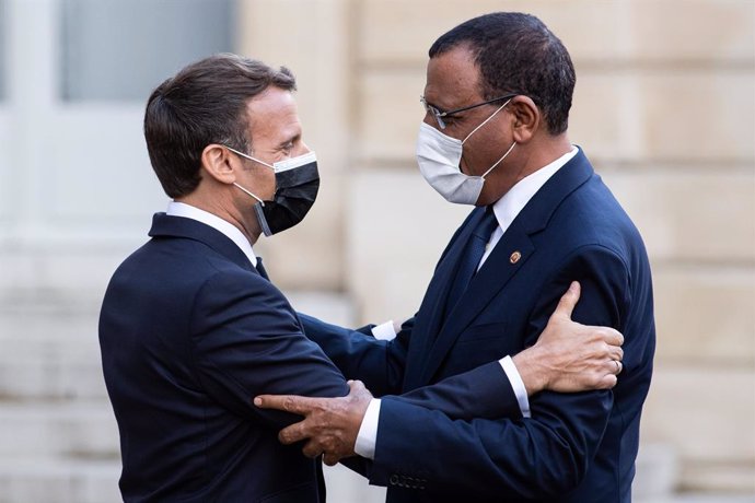 Emmanuel Macron  recibe en París al presidente de Níger, Mohamed Bazoum