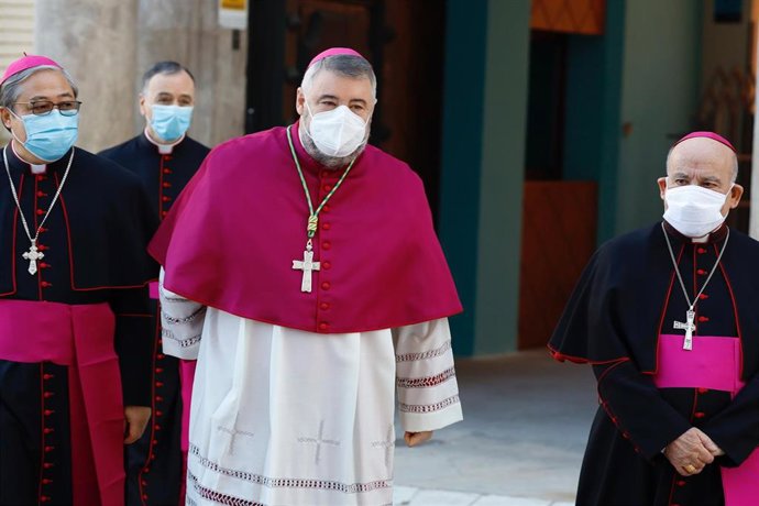 Archivo - El arzobispo de Zaragoza, monseñor Carlos Escribano.