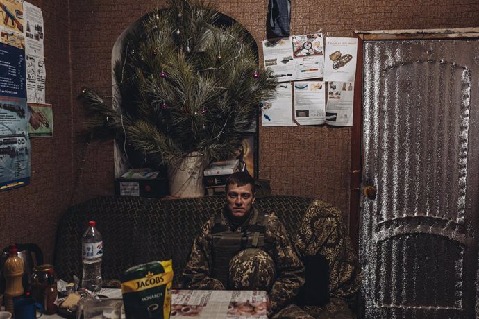 Un soldado ucraniano en el interior de una vivienda en la que convive junto a otros soldados en su posición militar en un pueblo cercano a la línea de contacto, a 15 de febrero de 2022, en Marinka, Oblast de Donetsk (Ucrania). Casi 8 años después del co