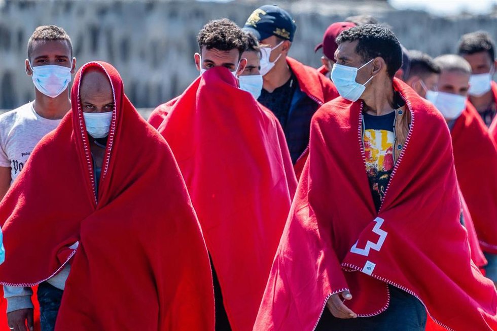 Archivo - Varios de los 34 migrantes que han sido rescatados por Salvamento Marítimo, cuando iban en una patera, en el Muelle de La Cebolla, a 1 de septiembre de 2021, en Lanzarote, Islas Canarias (España). La patera con los migrantes fue avistada al no